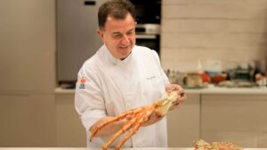 Chef Martín Berasategui con patas de cangrejo real Arctic Crab